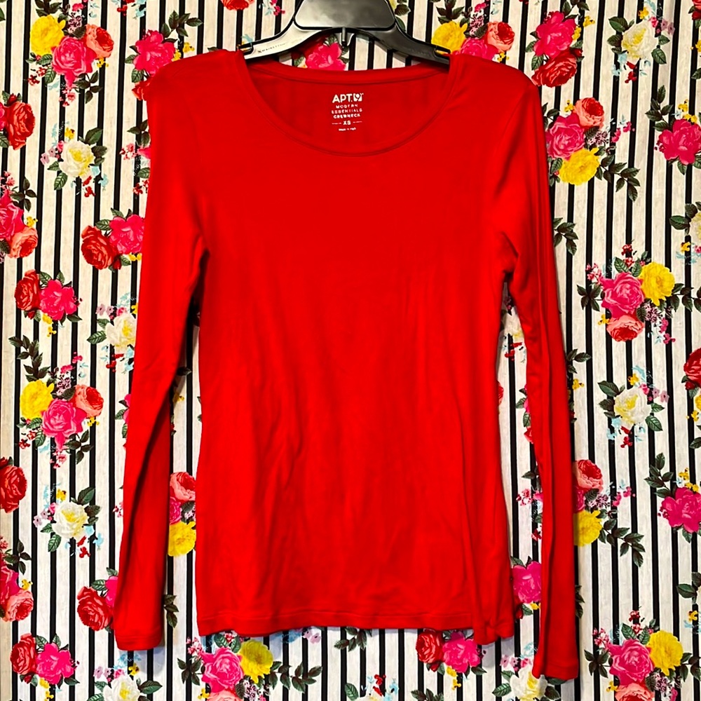 3/ $12 🌻 Red long sleeve tee, women XS